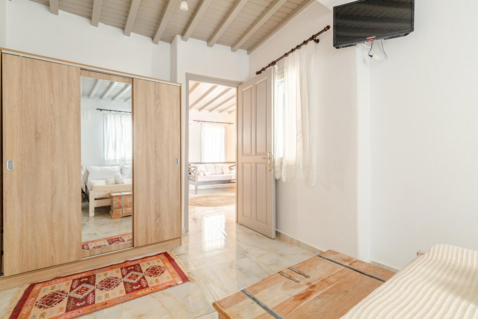 Elenitas Beach House In Ornos Esterno foto